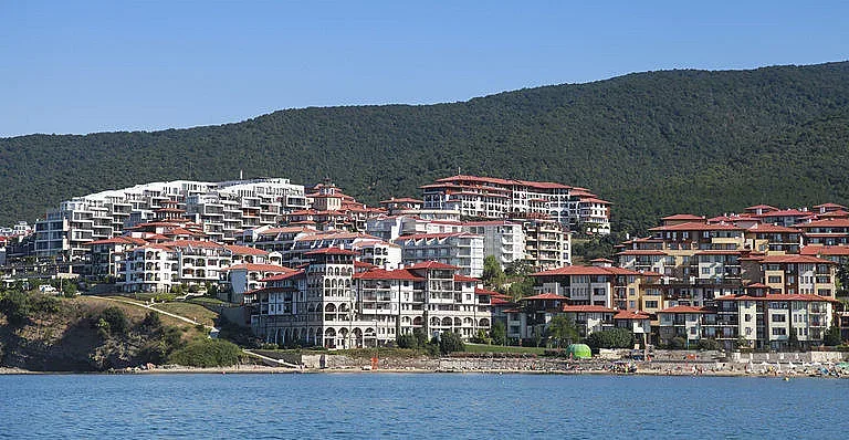 Продават на безценица хотел в топ курорт на морето