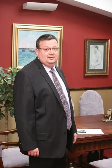 Поздравления, "Стандарт": Продължавайте с истинските новини