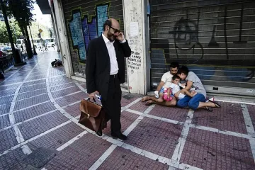 В Гърция конфискуват заплати и пенсии заради дългове