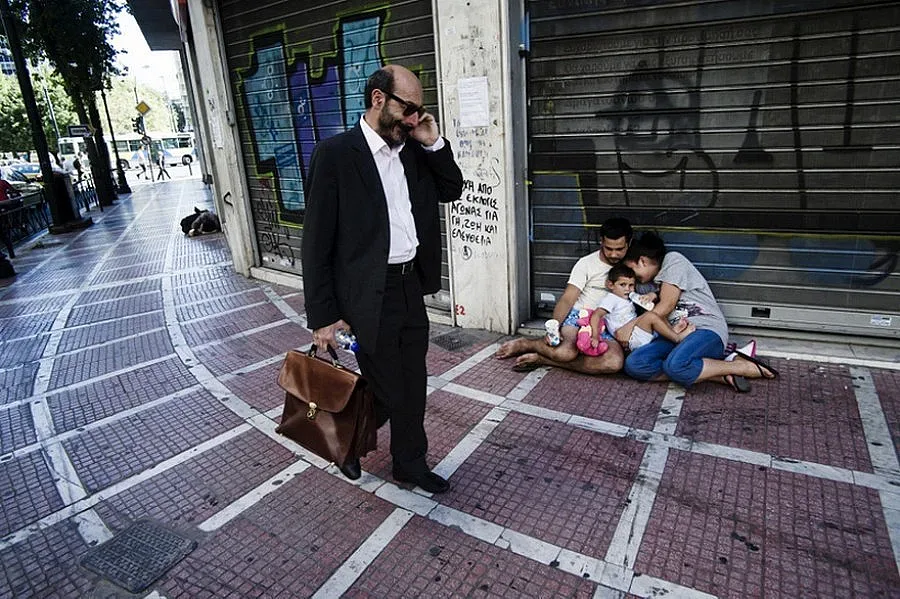 В Гърция конфискуват заплати и пенсии заради дългове