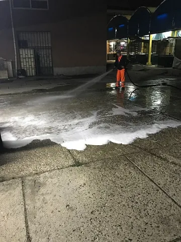 Мият през нощта пазара в „Красна поляна"