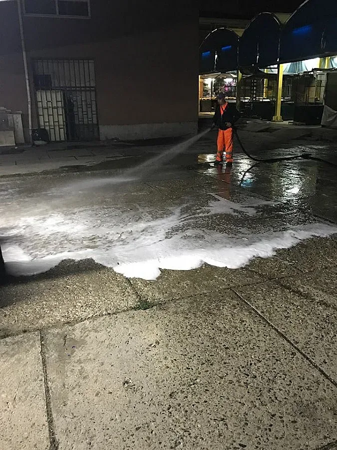 Мият през нощта пазара в „Красна поляна"