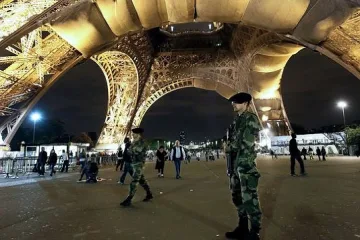 Евакуираха Айфеловата кула заради въоръжен 