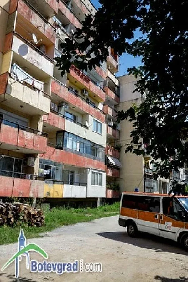 Откриха труп на момче, паднало от блок