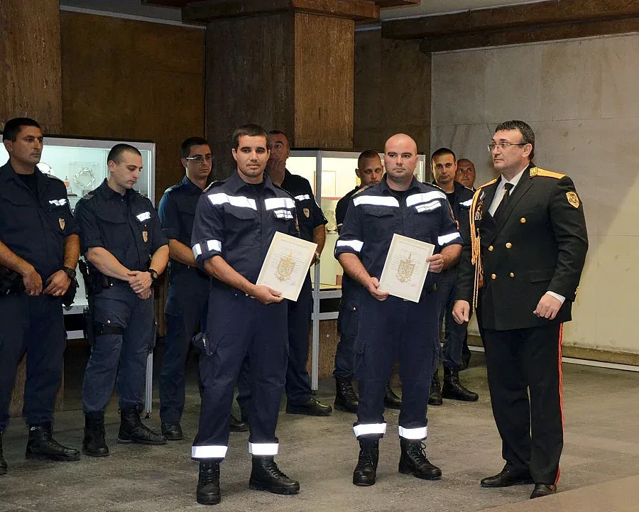 Наградиха отличили се полицаи с по 100 лева