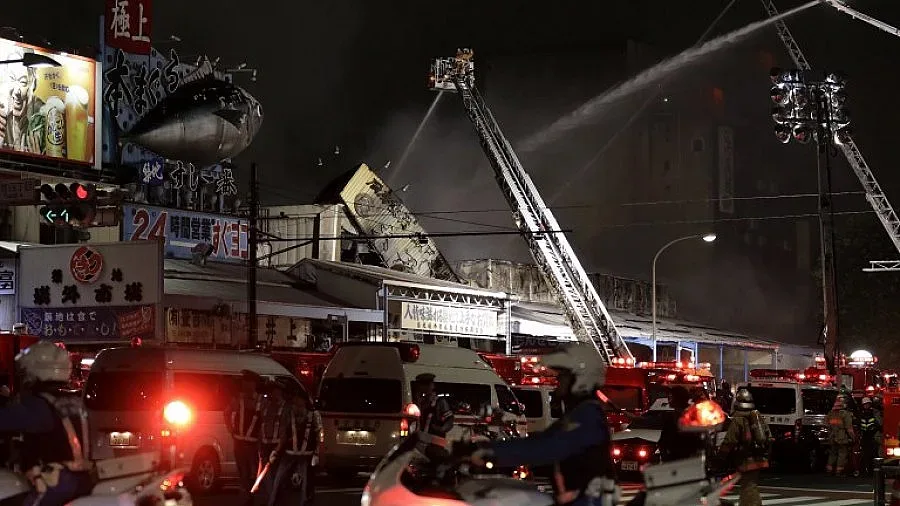 Пожар на най-големия пазар за риба в света - този в Токио