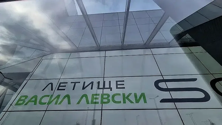 Напрежение на летището в София, има задържан