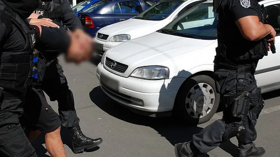 Екшън! Полицай простреля мутра, за да го спре