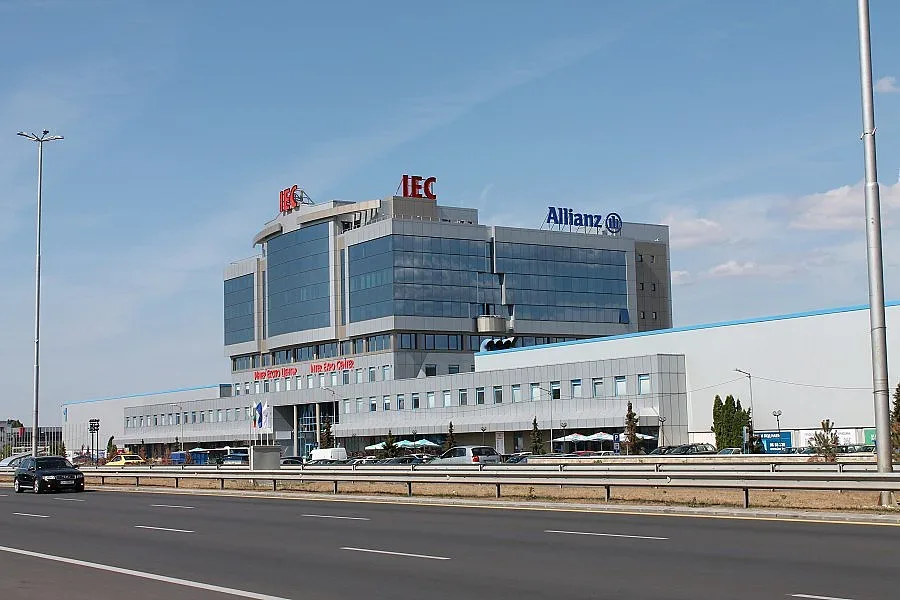 Автомобил се преобърна по таван на "Цариградско шосе"