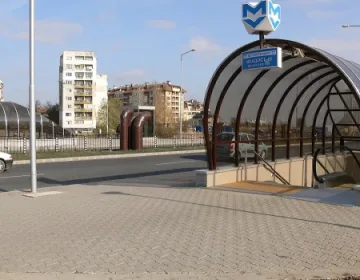 Бебе пропадна в асансьор на метростанция