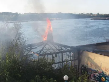 Пожар изпепели гребна база в Русе