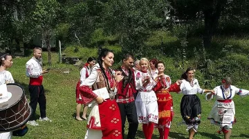 Хиляди се стичат за фестивала на фолклорната носия