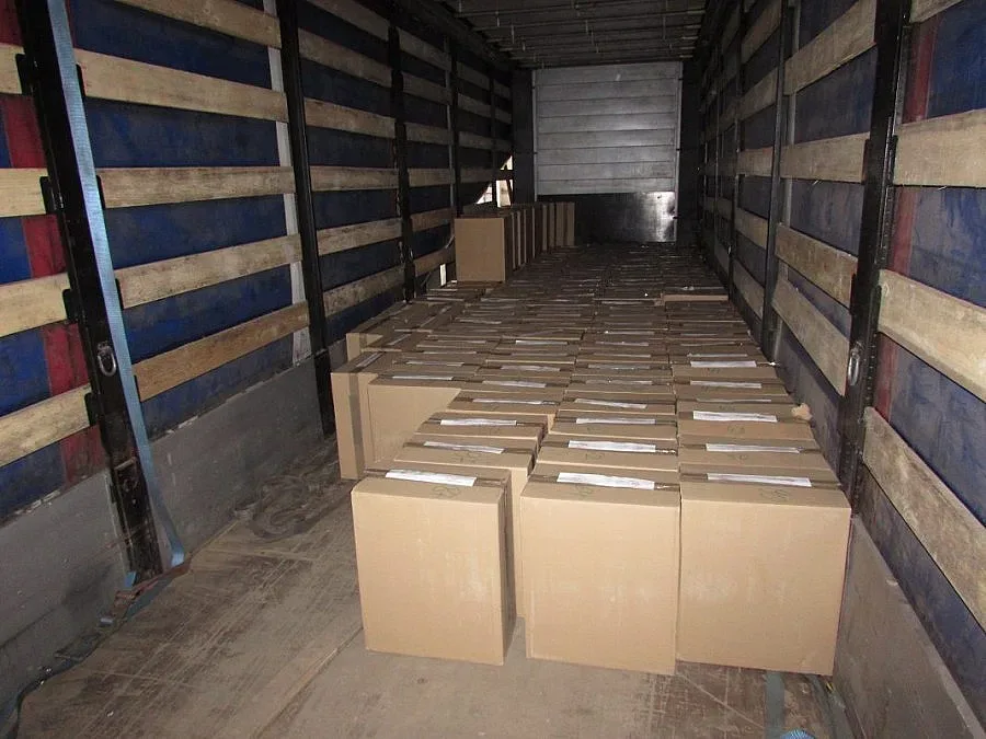 Задържаха ТИР пълен с контрабандни цигари