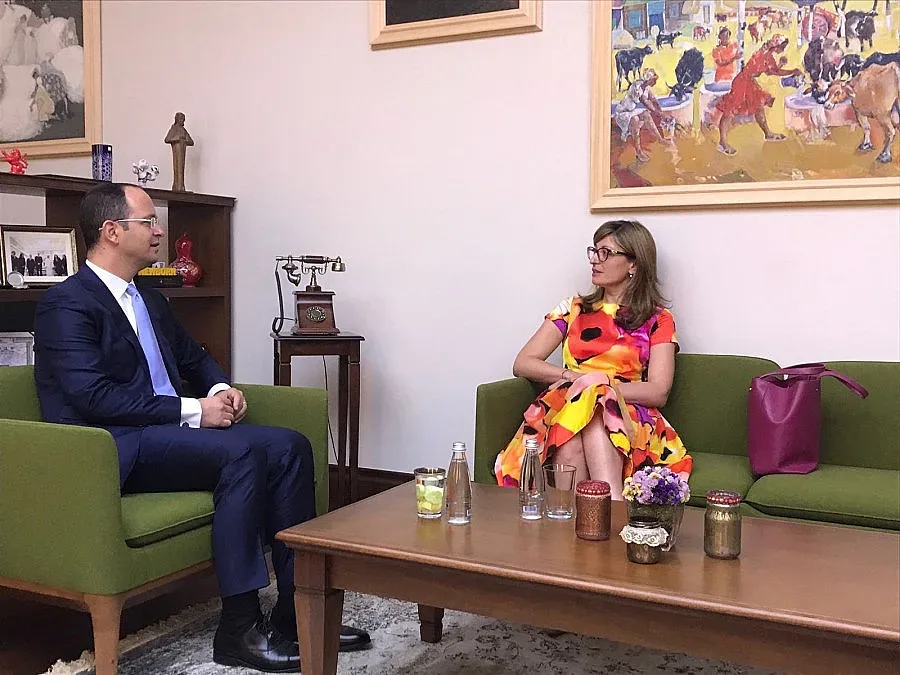 Ек. Захариева: Македонците сами иронизират себе си