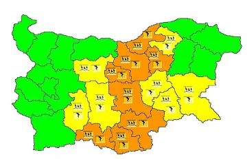 Дъжд и гръмотевици, облаци и на морето