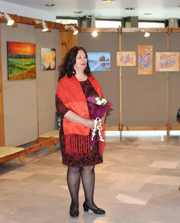 Картина на наша художничка в замъка на Пиер Карден