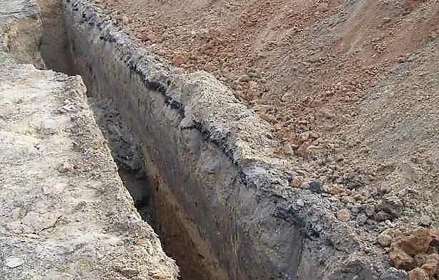 Земна маса затрупа мъж