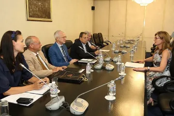 Захариева обеща дипломатите да бъдат по активни към бизнеса