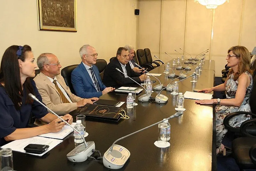 Захариева обеща дипломатите да бъдат по активни към бизнеса