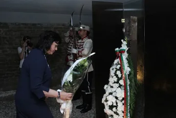 Нинова: За Вапцаров има четири свети думи -  Родина, вера, хлеб и любов