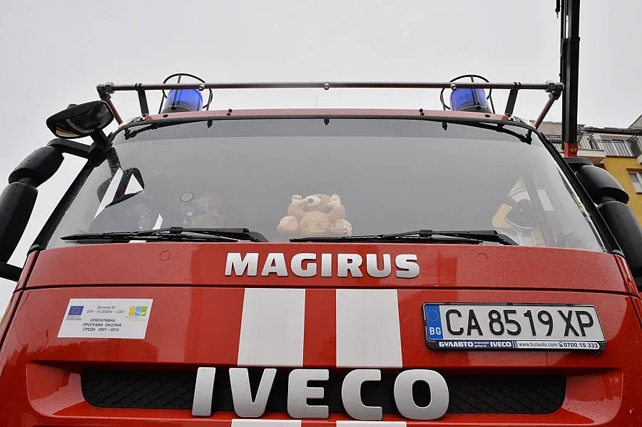 Гасиха близо два часа пожар в София