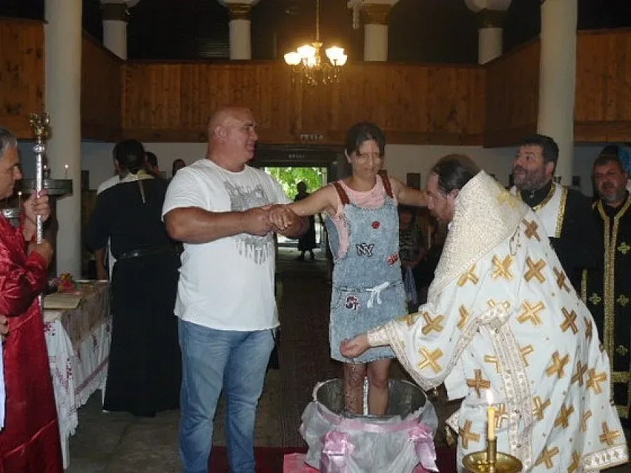 Кмет стана кръстник на петима роми