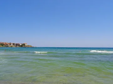 Бриз ще гали плажуващите