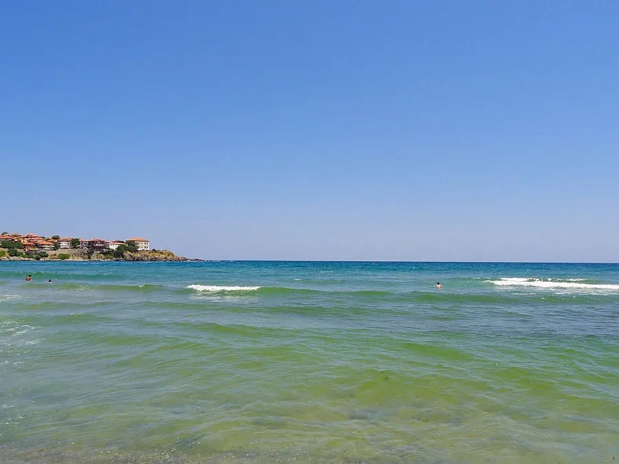 Бриз ще гали плажуващите