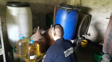 Задържаха 266 л ракия след оферти в интернет