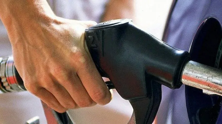 Горивата у нас по евтини с 2-3% това лято