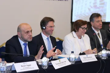 Томислав Дончев към строителите:  Правете проекти за ВиК и саниране