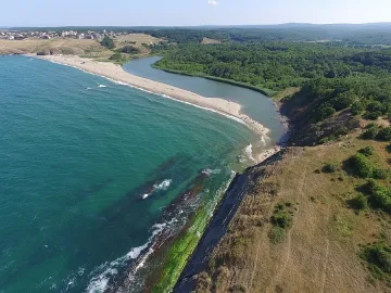Бурното море докарало мазутните петна край Синеморец