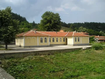 Хлапета свиха лаптоп от училище