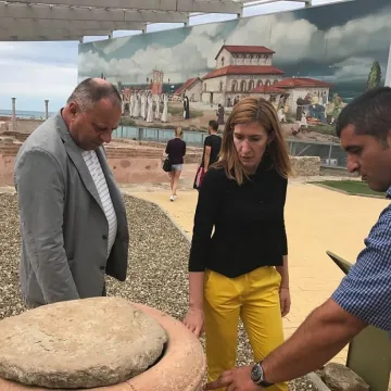 Кмет се оплака на Ангелкова от къмпингари