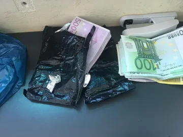 Валута и злато за 900 000 лева задържаха митничари