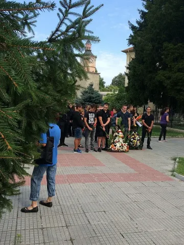 Бяла потъна в сълзи на поклонението на Алекс