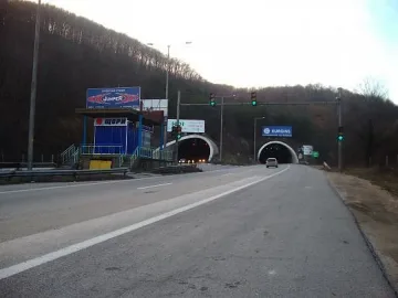 Затварят едната тръба на тунел "Траянови врата"