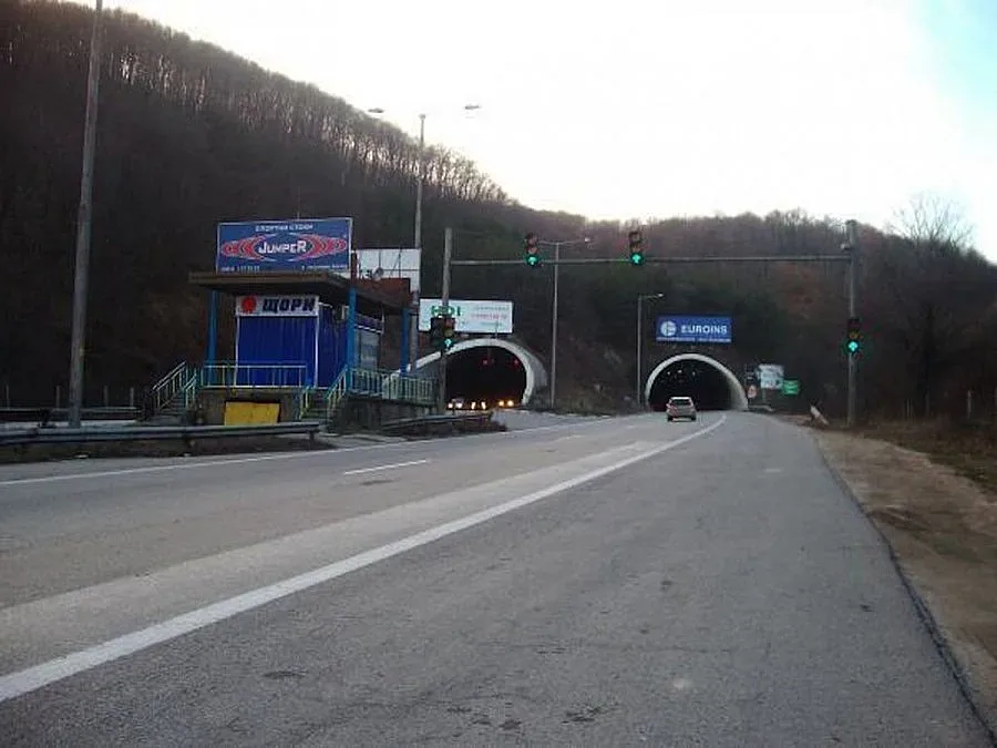 Затварят едната тръба на тунел "Траянови врата"