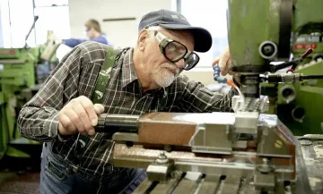 ЕК иска да се вдигне още пенсионната възраст