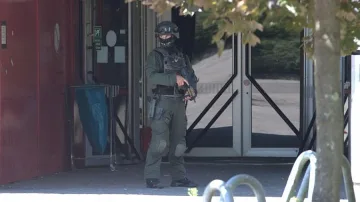 Хайка за мъж с пистолет в немско училище