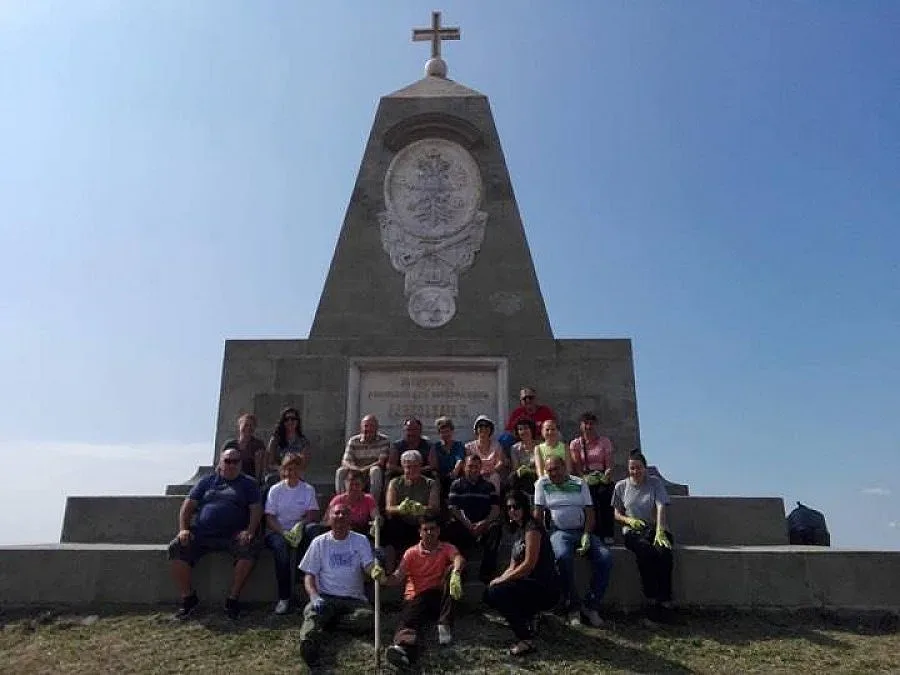 Гербери почистиха паметник край село Калитиново