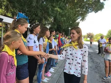 Ангелкова и посланик Макаров посетиха детски лагери край морето