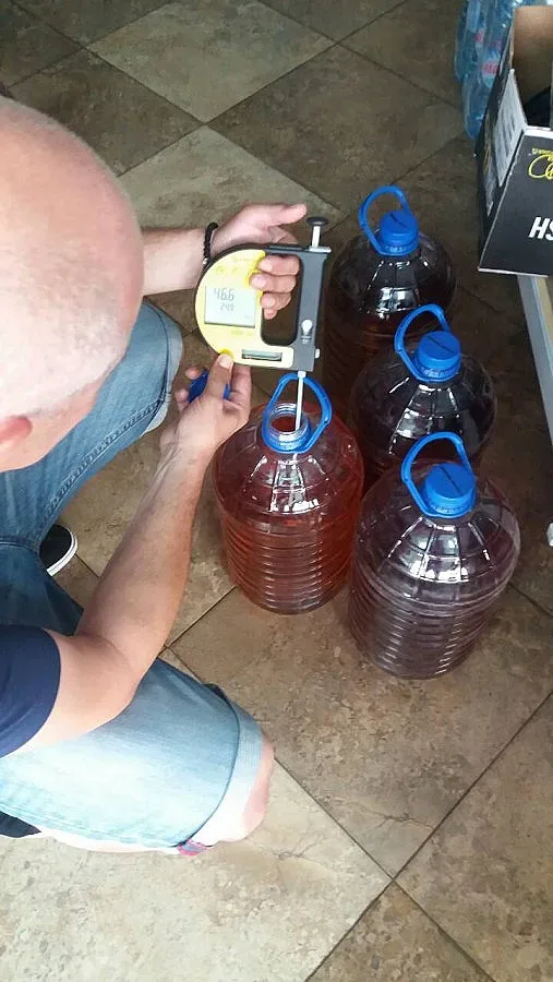 Митничари заловиха наливен алкохол в хотел