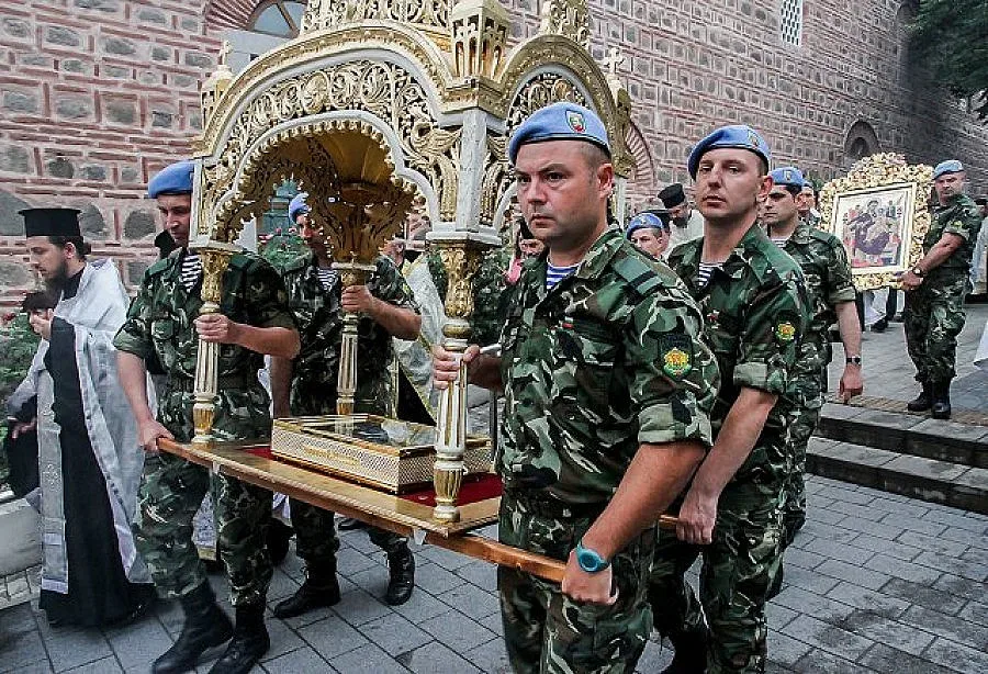 10 салюта за две светини на Богородица