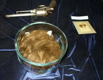 Опашки пред кичура от косата на Апостола в Карлово