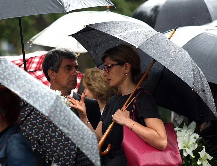 Стотици се сбогуваха с Таков в дъжда