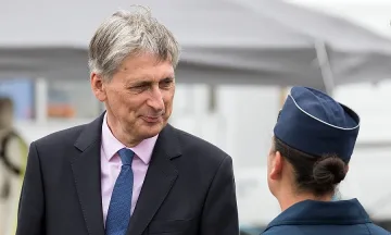 Финансовият министър предизвика бомба на Острова