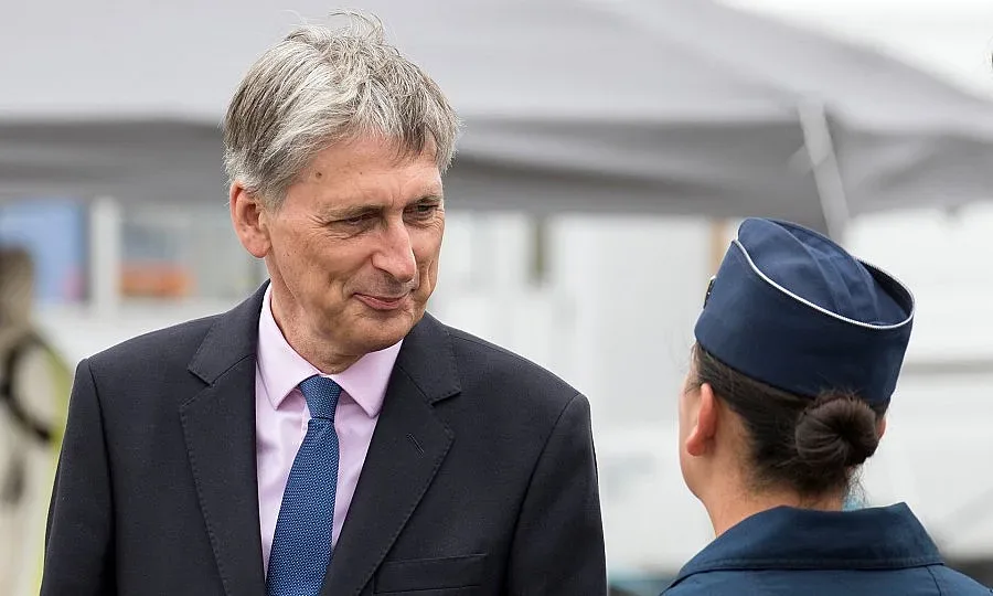 Финансовият министър предизвика бомба на Острова