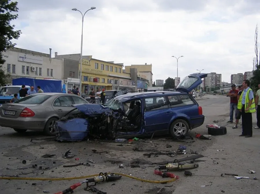 7 ранени в катастрофа