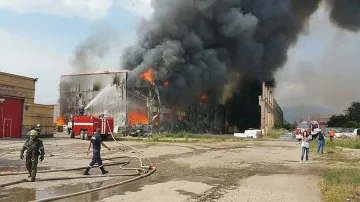Складът в Казичене изпепелен от ток